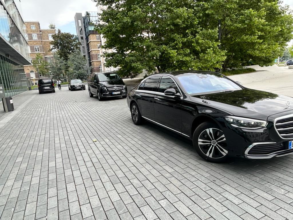 Schwarze Limousine von Royal Drivers Service
