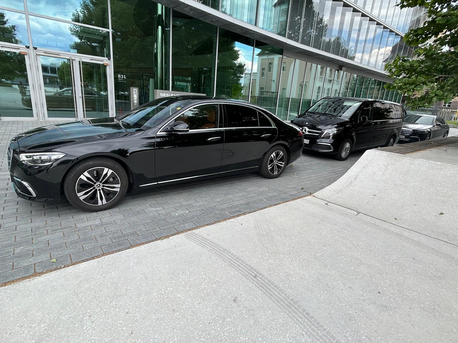 Schwarze Limousine bei Nachtfahrt durch München