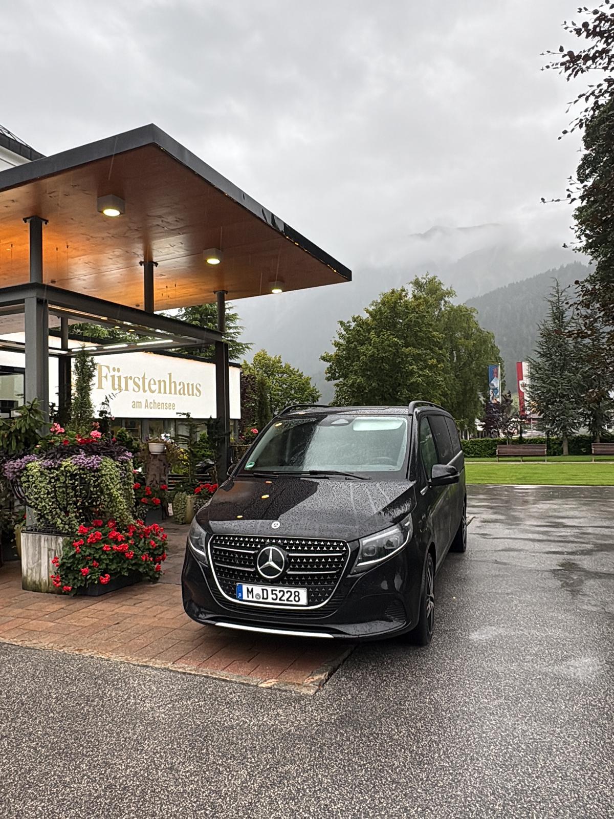 Schwarze Mercedes-Benz V-Klasse von Royal Drivers Service