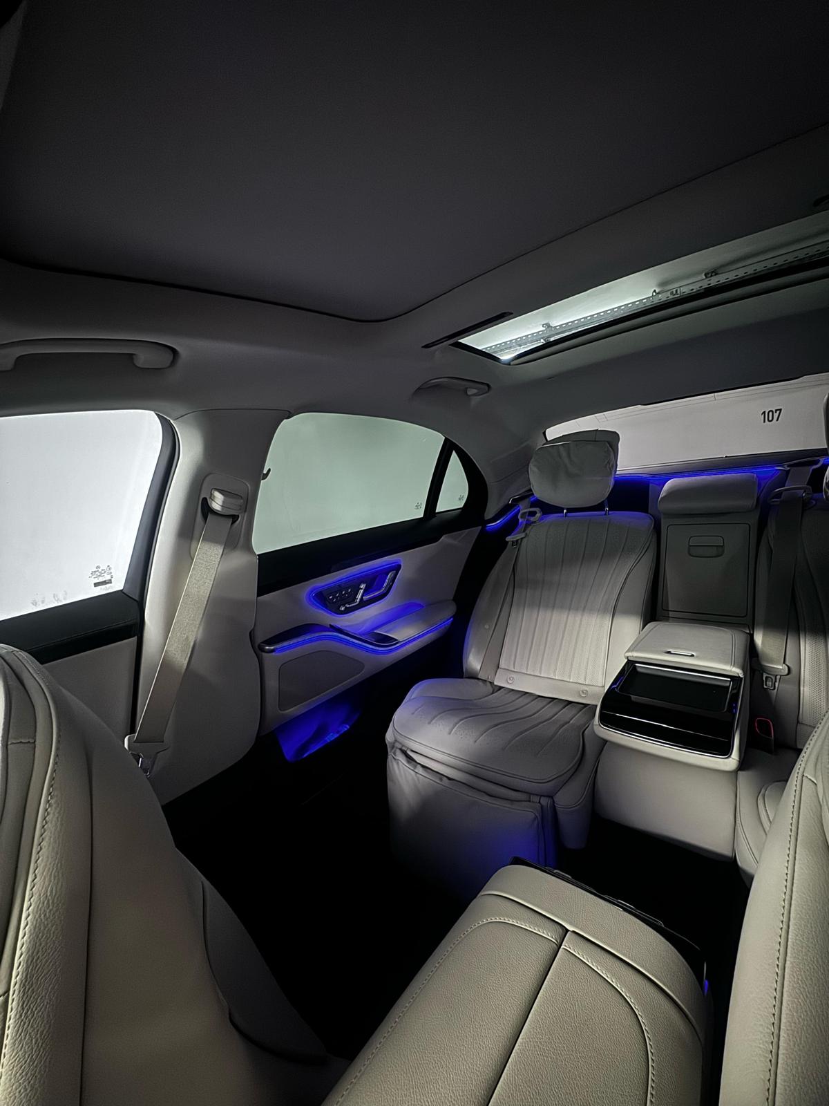 Innenraum einer Luxuslimousine mit Ledersitzen